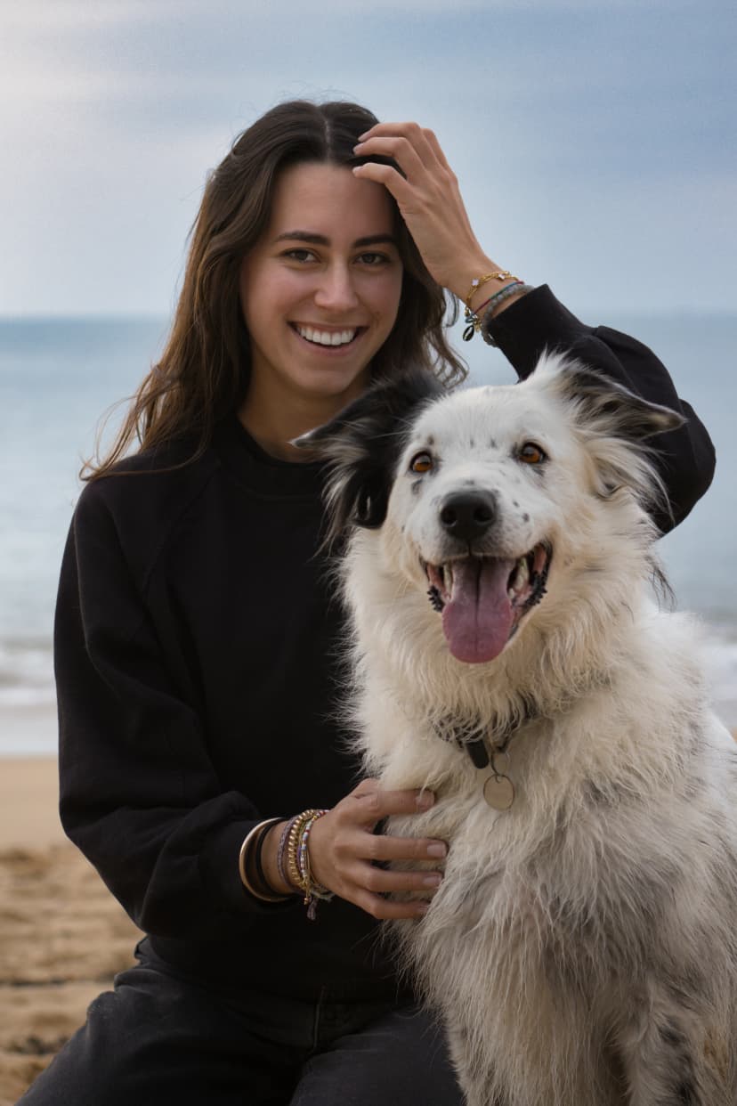 photo d'un chien et sa propriétaire en extérieur